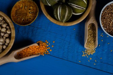 Çeşitli renkli baharat ve otlar rustik ahşap arka plan üzerinde. logo için yer