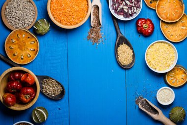 Çeşitli renkli baharat ve otlar rustik ahşap arka plan üzerinde. logo için yer