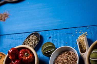 Çeşitli renkli baharat ve otlar rustik ahşap arka plan üzerinde. logo için yer