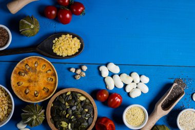 Çeşitli renkli baharat ve otlar rustik ahşap arka plan üzerinde. logo için yer