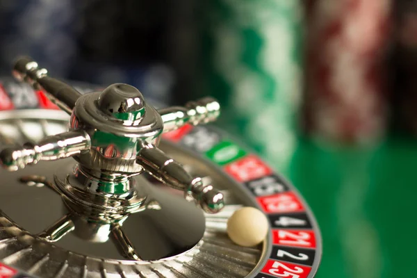Koncept pozadí s kostky, zlaté mince, karty, ruleta a žetony Casino. — Stock fotografie