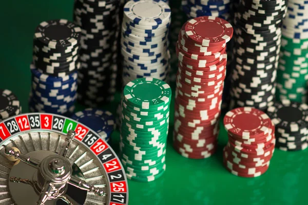 Koncept pozadí s kostky, zlaté mince, karty, ruleta a žetony Casino. — Stock fotografie