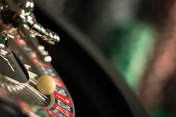 Fondo de Casino Concept con dados, monedas de oro, cartas, ruleta y fichas . — Foto de Stock