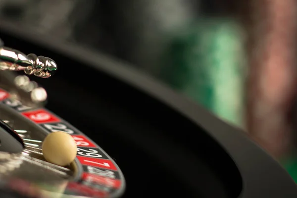 サイコロ、黄金のコイン、カード、ルーレット、チップをカジノ概念の背景. — ストック写真