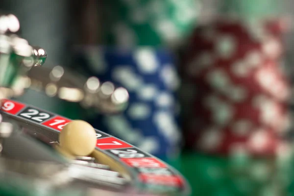 Casino-konceptet bakgrund med tärningar, gyllene mynt, kort, roulette och chips. — Stockfoto