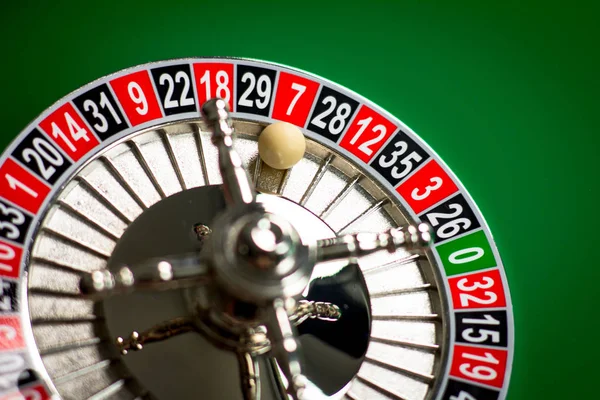 Fondo de Casino Concept con dados, monedas de oro, cartas, ruleta y fichas . — Foto de Stock