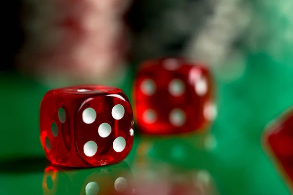 骰子、 金币、 卡片，轮盘赌和芯片的赌场的概念背景. — 图库照片