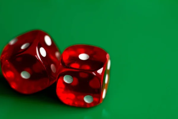 骰子、 金币、 卡片，轮盘赌和芯片的赌场的概念背景. — 图库照片