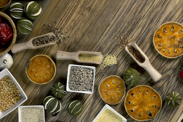 Çeşitli renkli baharat ve otlar rustik ahşap arka plan üzerinde. logo için yer