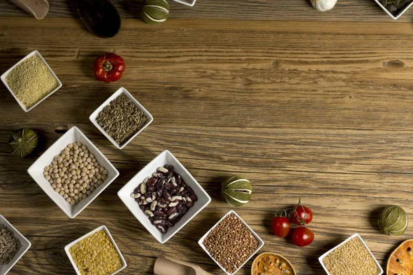 Çeşitli renkli baharat ve otlar rustik ahşap arka plan üzerinde. logo için yer