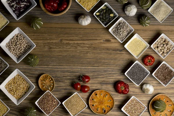 Çeşitli renkli baharat ve otlar rustik ahşap arka plan üzerinde. logo için yer