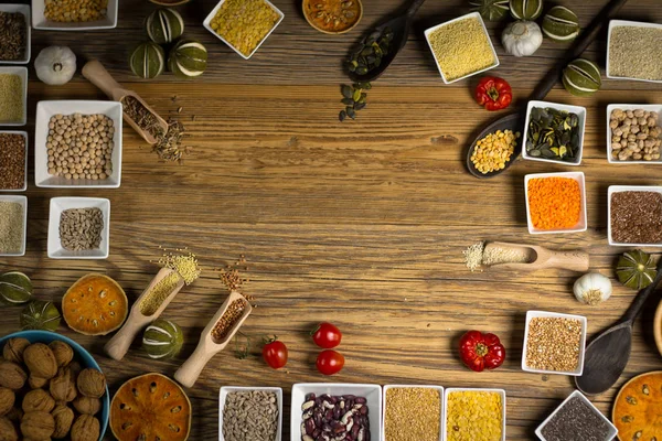 Çeşitli renkli baharat ve otlar rustik ahşap arka plan üzerinde