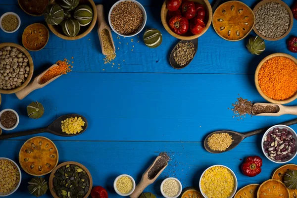 Çeşitli renkli baharat ve otlar rustik ahşap arka plan üzerinde