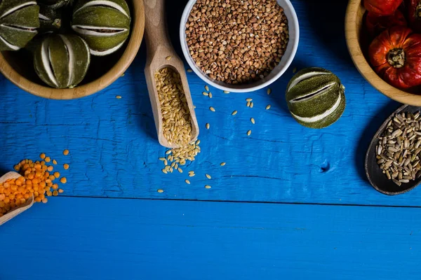 Çeşitli renkli baharat ve otlar rustik ahşap arka plan üzerinde. logo için yer