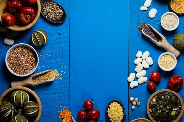 Çeşitli renkli baharat ve otlar rustik ahşap arka plan üzerinde. logo için yer