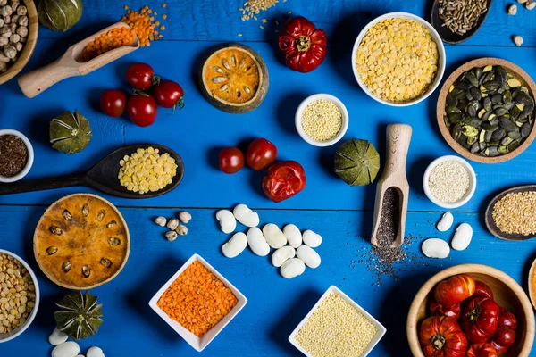 Çeşitli renkli baharat ve otlar rustik ahşap arka plan üzerinde. logo için yer