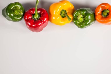 Biyo sağlıklı gıda. Çeşitli sebze ahşap üzerine. Biyo sağlıklı gıda, otlar ve baharatlar. Ahşap üzerine organik sebze