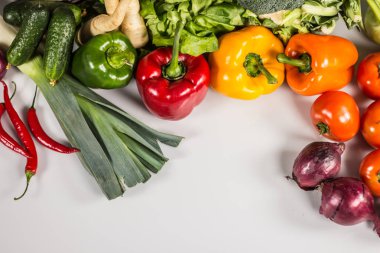 Biyo sağlıklı gıda. Çeşitli sebze ahşap üzerine. Biyo sağlıklı gıda, otlar ve baharatlar. Ahşap üzerine organik sebze