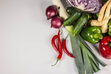 Biyo sağlıklı gıda. Çeşitli sebze ahşap üzerine. Biyo sağlıklı gıda, otlar ve baharatlar. Ahşap üzerine organik sebze