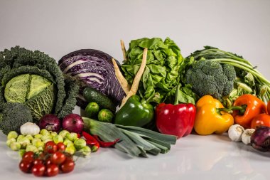 Biyo sağlıklı gıda. Çeşitli sebze ahşap üzerine. Biyo sağlıklı gıda, otlar ve baharatlar. Ahşap üzerine organik sebze