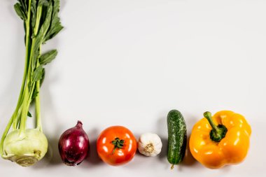 Biyo sağlıklı gıda. Çeşitli sebze ahşap üzerine. Biyo sağlıklı gıda, otlar ve baharatlar. Ahşap üzerine organik sebze