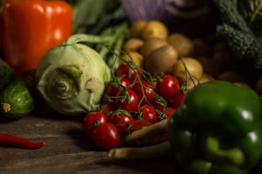 Biyo sağlıklı gıda. Çeşitli sebze ahşap üzerine. Biyo sağlıklı gıda, otlar ve baharatlar. Ahşap üzerine organik sebze
