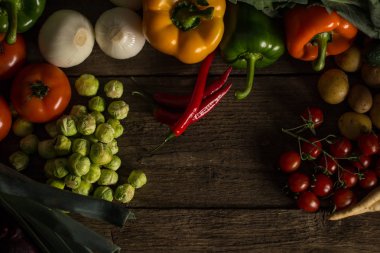 Biyo sağlıklı gıda. Çeşitli sebze ahşap üzerine. Biyo sağlıklı gıda, otlar ve baharatlar. Ahşap üzerine organik sebze
