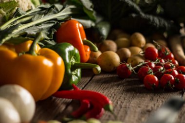 Biyo sağlıklı gıda. Çeşitli sebze ahşap üzerine. Biyo sağlıklı gıda, otlar ve baharatlar. Ahşap üzerine organik sebze