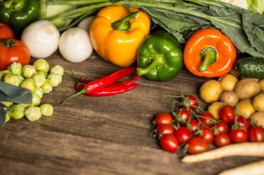 Biyo sağlıklı gıda. Çeşitli sebze ahşap üzerine. Biyo sağlıklı gıda, otlar ve baharatlar. Ahşap üzerine organik sebze