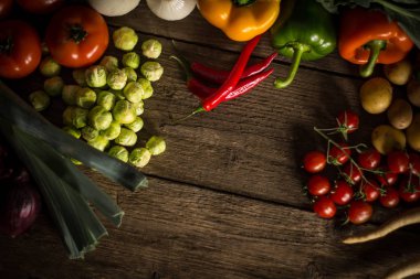 Biyo sağlıklı gıda. Çeşitli sebze ahşap üzerine. Biyo sağlıklı gıda, otlar ve baharatlar. Ahşap üzerine organik sebze