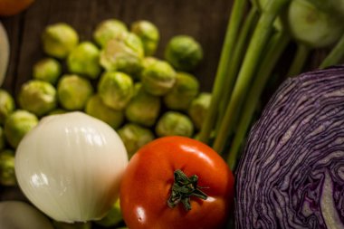 Biyo sağlıklı gıda. Çeşitli sebze ahşap üzerine. Biyo sağlıklı gıda, otlar ve baharatlar. Ahşap üzerine organik sebze