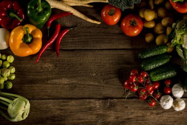 Biyo sağlıklı gıda. Çeşitli sebze ahşap üzerine. Biyo sağlıklı gıda, otlar ve baharatlar. Ahşap üzerine organik sebze