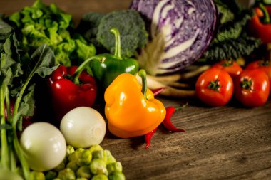 Biyo sağlıklı gıda. Çeşitli sebze ahşap üzerine. Biyo sağlıklı gıda, otlar ve baharatlar. Ahşap üzerine organik sebze