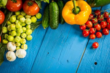 Biyo sağlıklı gıda. Çeşitli sebze ahşap üzerine. Biyo sağlıklı gıda, otlar ve baharatlar. Ahşap üzerine organik sebze