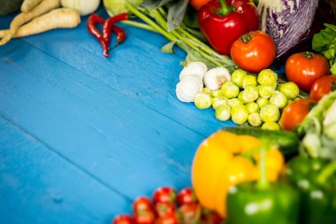 Biyo sağlıklı gıda. Çeşitli sebze ahşap üzerine. Biyo sağlıklı gıda, otlar ve baharatlar. Ahşap üzerine organik sebze
