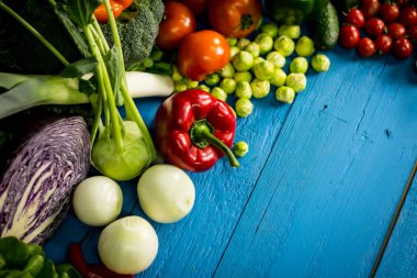 Biyo sağlıklı gıda. Çeşitli sebze ahşap üzerine. Biyo sağlıklı gıda, otlar ve baharatlar. Ahşap üzerine organik sebze