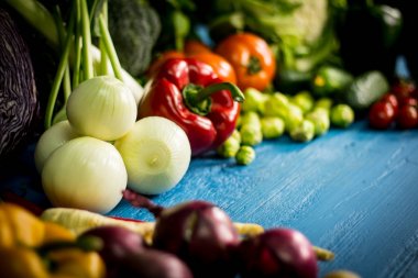 Biyo sağlıklı gıda. Çeşitli sebze ahşap üzerine. Biyo sağlıklı gıda, otlar ve baharatlar. Ahşap üzerine organik sebze