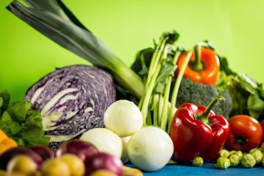 Biyo sağlıklı gıda. Çeşitli sebze ahşap üzerine. Biyo sağlıklı gıda, otlar ve baharatlar. Ahşap üzerine organik sebze