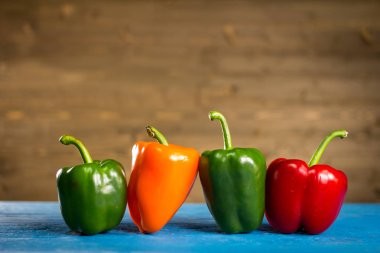 Biyo sağlıklı gıda. Çeşitli sebze ahşap üzerine. Biyo sağlıklı gıda, otlar ve baharatlar. Ahşap üzerine organik sebze