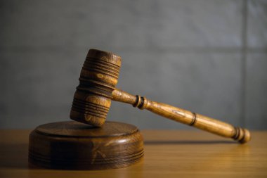 Adalet ile hakimler çekiç ölçekler ve ahşap rustik masa, kayıtlarda yer tipografi için