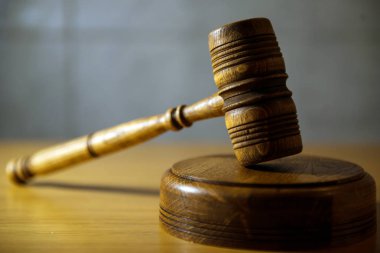 Adalet ile hakimler çekiç ölçekler ve ahşap rustik masa, kayıtlarda yer tipografi için