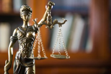 Adalet ile hakimler çekiç ölçekler ve ahşap rustik masa, kayıtlarda yer tipografi için