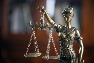 Adalet ile hakimler çekiç ölçekler ve ahşap rustik masa, kayıtlarda yer tipografi için