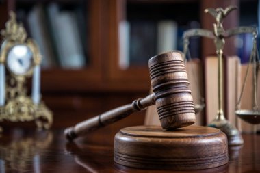 Hukuk kavramı. Adalet ile hakimler çekiç ölçekler ve ahşap rustik masa, kayıtlarda yer tipografi için