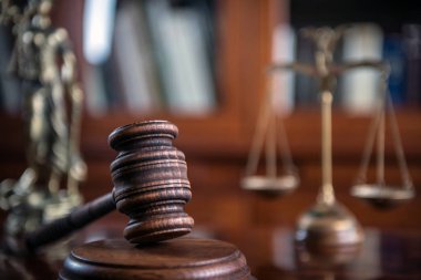 Hukuk kavramı. Adalet ile hakimler çekiç ölçekler ve ahşap rustik masa, kayıtlarda yer tipografi için