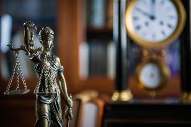 Hukuk kavramı. Adalet ile hakimler çekiç ölçekler ve ahşap rustik masa, kayıtlarda yer tipografi için