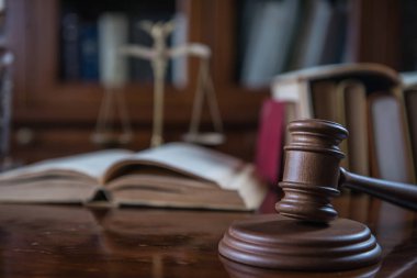 Hukuk kavramı. Adalet ile hakimler çekiç ölçekler ve ahşap rustik masa, kayıtlarda yer tipografi için