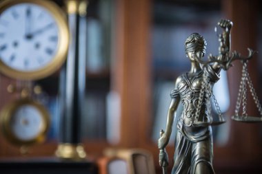 Hukuk kavramı. Adalet ile hakimler çekiç ölçekler ve ahşap rustik masa, kayıtlarda yer tipografi için