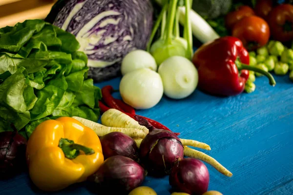 Biyo sağlıklı gıda. Çeşitli sebze ahşap üzerine. Biyo sağlıklı gıda, otlar ve baharatlar. Ahşap üzerine organik sebze