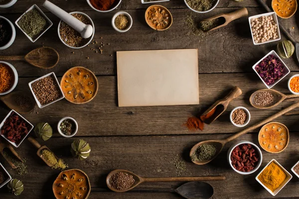 Diverse kleurrijke kruiden op houten tafel. Plaats voor typografie en logo — Stockfoto